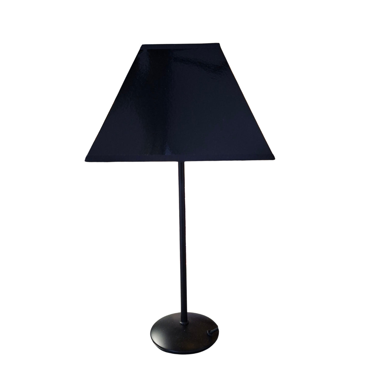 Deze moderne zwarte lampenkap voegt elegantie toe aan elke ruimte. Perfect voor een strakke en stijlvolle uitstraling.