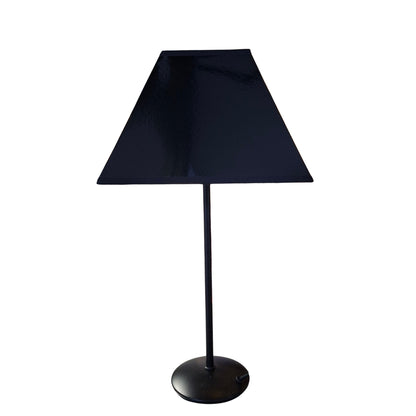 Deze moderne zwarte lampenkap voegt elegantie toe aan elke ruimte. Perfect voor een strakke en stijlvolle uitstraling.
