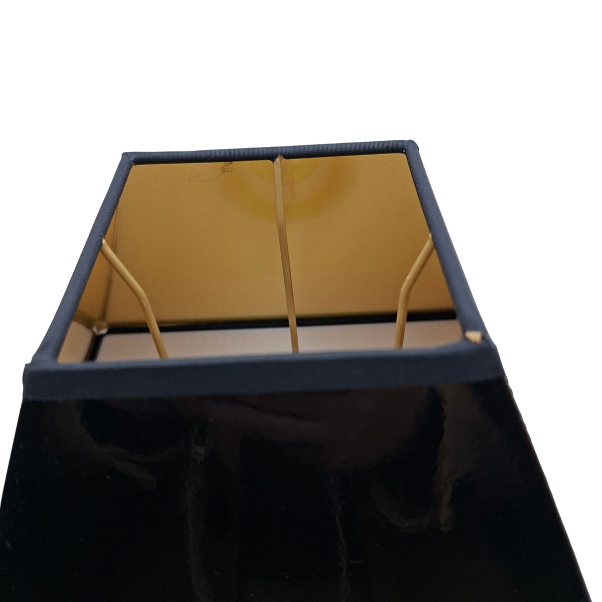 Moderne zwarte lampenkap van lak met een strakke uitstraling. Perfect voor een eigentijds interieur.