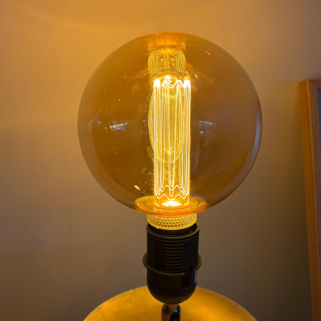 Deze transparante lichtbron geeft een warme gloed en creëert een sfeervolle ambiance in elke ruimte. Perfect voor jouw lamp!