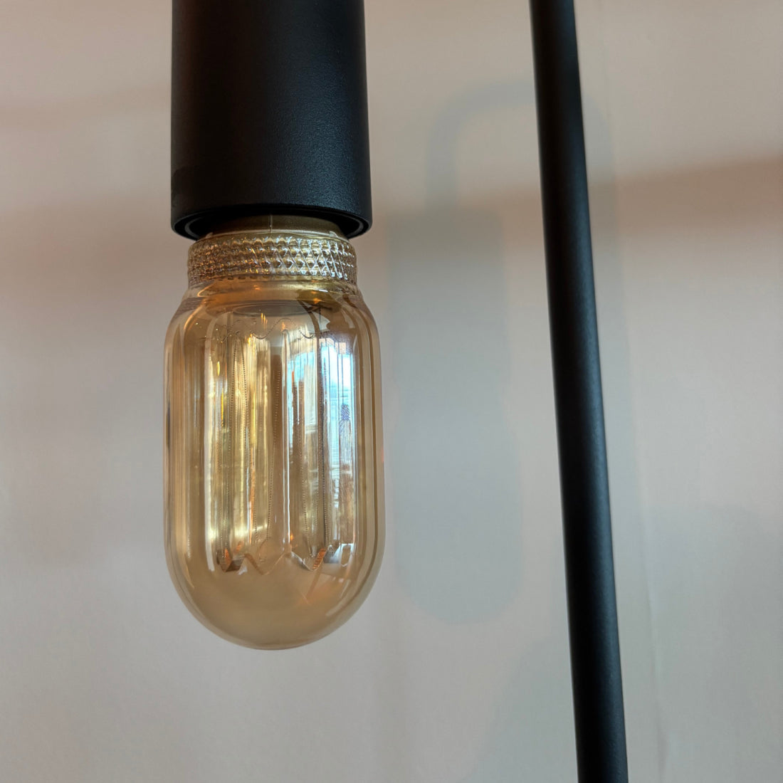 Dichtbijzicht op de transparante lichtbron van de serie Lichtbron. Een stijlvolle toevoeging voor sfeervolle verlichting.
