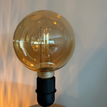 Dichtbijzicht van de transparante Lichtbron L501G. Deze lamp voegt een sprankelende toets toe aan elke armatuur.