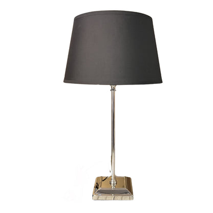 De nikkelkleurige lampenvoet T-80 in een sfeervolle setting. Perfect voor het creëren van een moderne ambiance in huis.