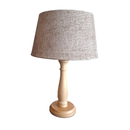 De lichtbruine lampenvoet in Japandi-stijl brengt warmte en eenvoud in je interieur. Perfect voor een gezellige sfeer.
