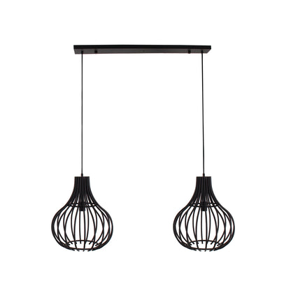 Deze gedurfde zwarte hanglamp voegt een industriële flair toe aan je woonkamer. Perfect voor een eigentijdse uitstraling.