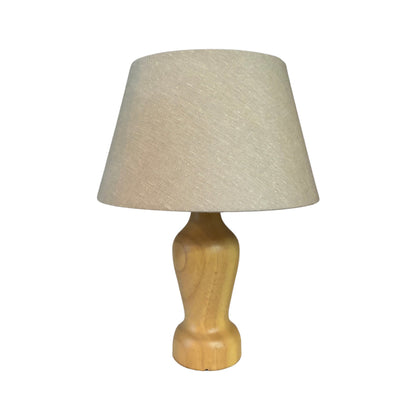 De Mona tafellamp in zandkleur voegt een serene Japandi-sfeer toe aan je interieur. Perfect voor sfeervolle avonden.