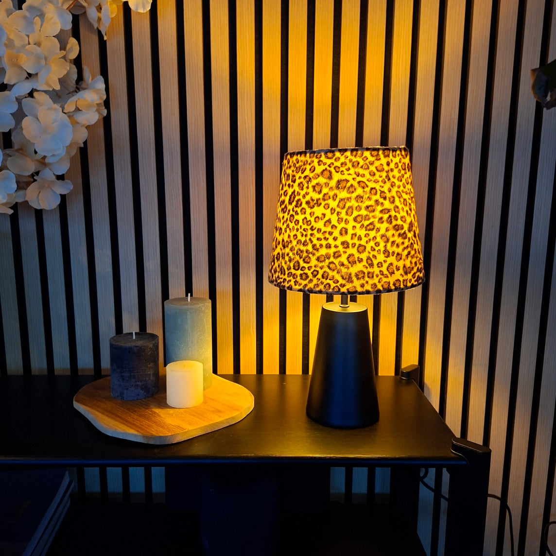 The black Leo table lamp adds a timeless touch to any tabletop. Perfect for creating a cozy ambiance.