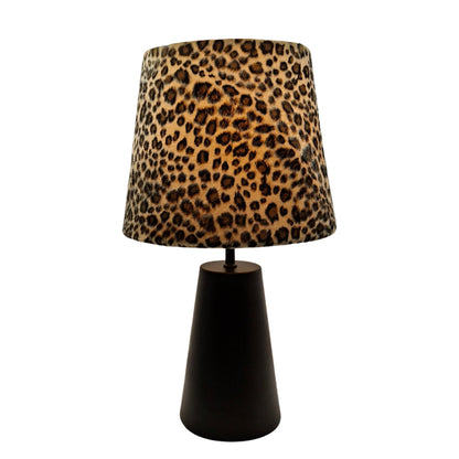A chic black table lamp from the Leo series. Ideal for adding timeless elegance to your living space.