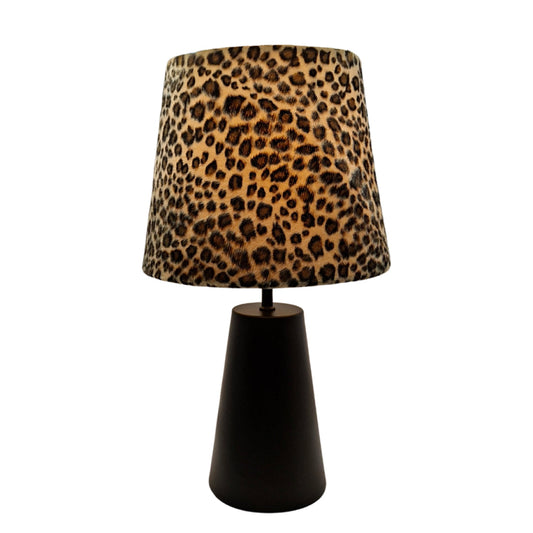 De zwarte Leo tafellamp straalt tijdloze elegantie uit. Perfect voor een sfeervolle ambiance op tafel of bureau.