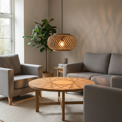 Deze hanglamp in naturel en zwart voegt een landelijke charme toe aan je interieur.