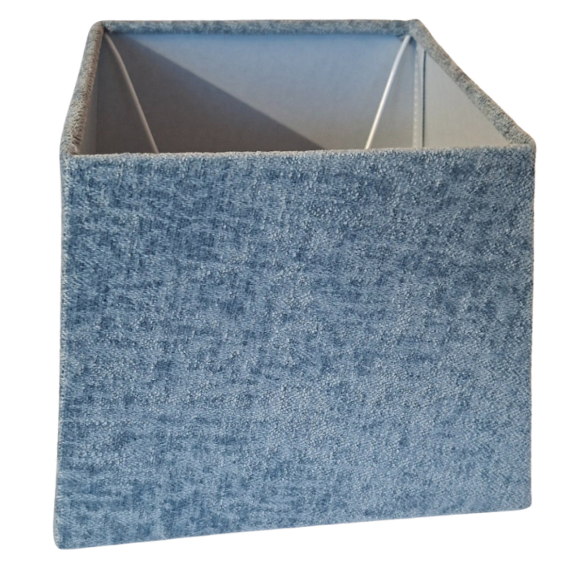 Deze moderne lampenkap in blauw voegt een speelse touch toe aan je interieur. Perfect voor elke kamer met karakter.