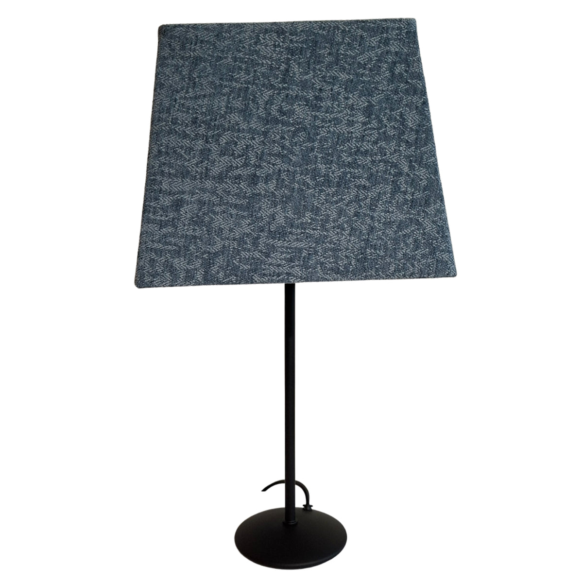 Deze blauwe lampenkap uit de Wooly serie voegt een modern accent toe aan je interieur. Perfect voor een frisse uitstraling.