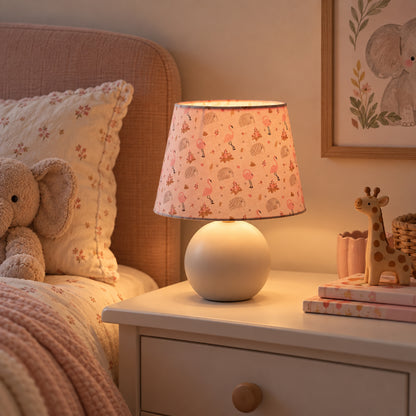 Deze unieke tafellamp in crème, grijs, roze en zwart voegt een speelse bohemian touch toe aan je interieur.