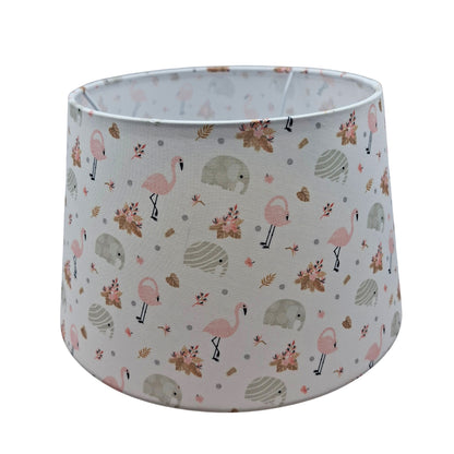 De crèmekleurige Zoo tafellamp heeft een speelse uitstraling. Perfect voor een gezellige bohemian sfeer in je interieur.