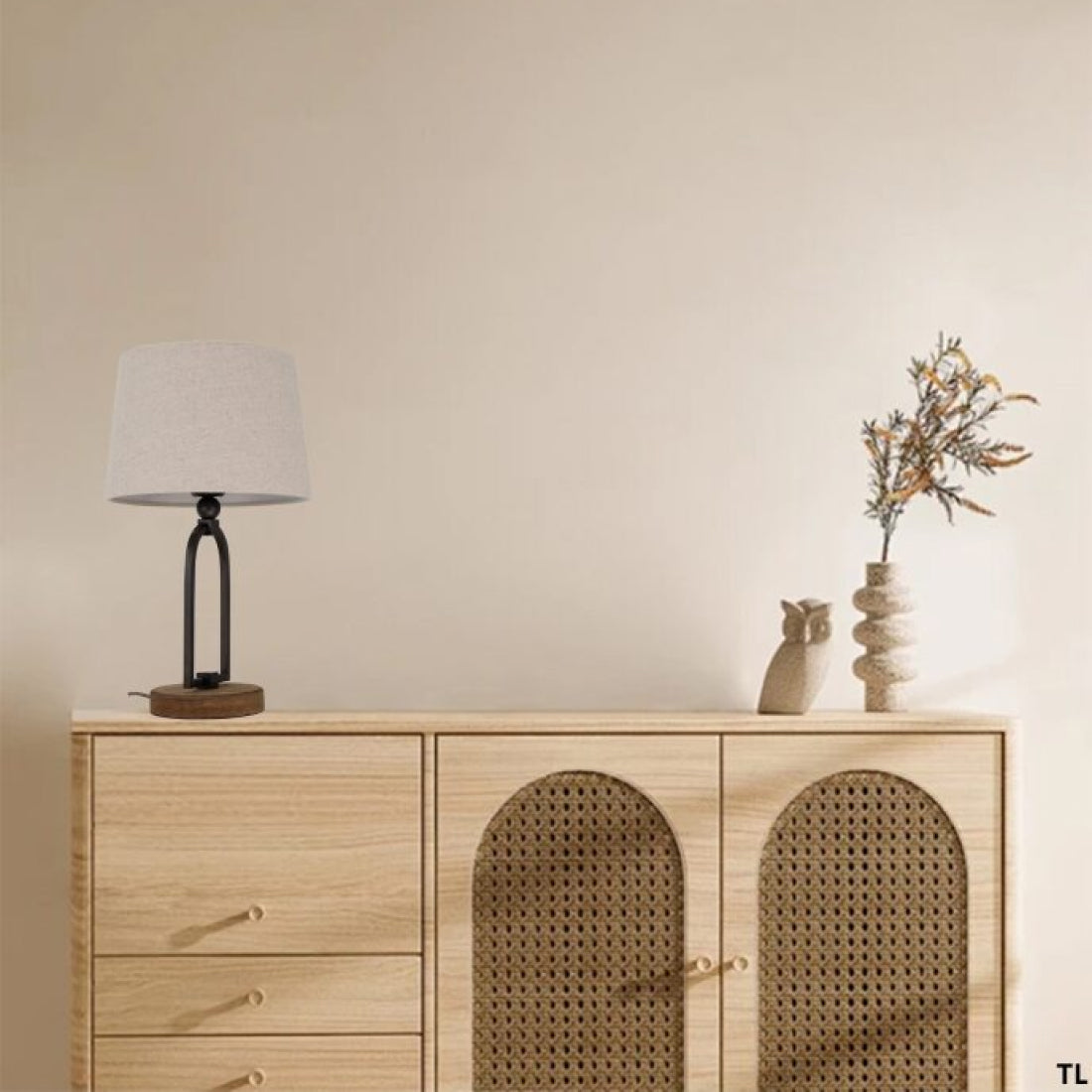 Deze beige vintage tafellamp voegt een warme, nostalgische sfeer toe aan je interieur. Perfect voor sfeervolle avonden.