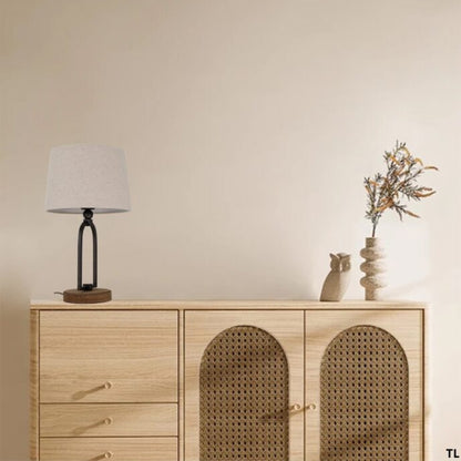 Deze beige vintage tafellamp voegt een warme, nostalgische sfeer toe aan je interieur. Perfect voor sfeervolle avonden.