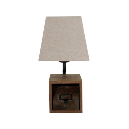 Deze bruine vintage tafellamp brengt warmte en karakter in jouw interieur. Perfect voor een gezellige sfeer in elke kamer.