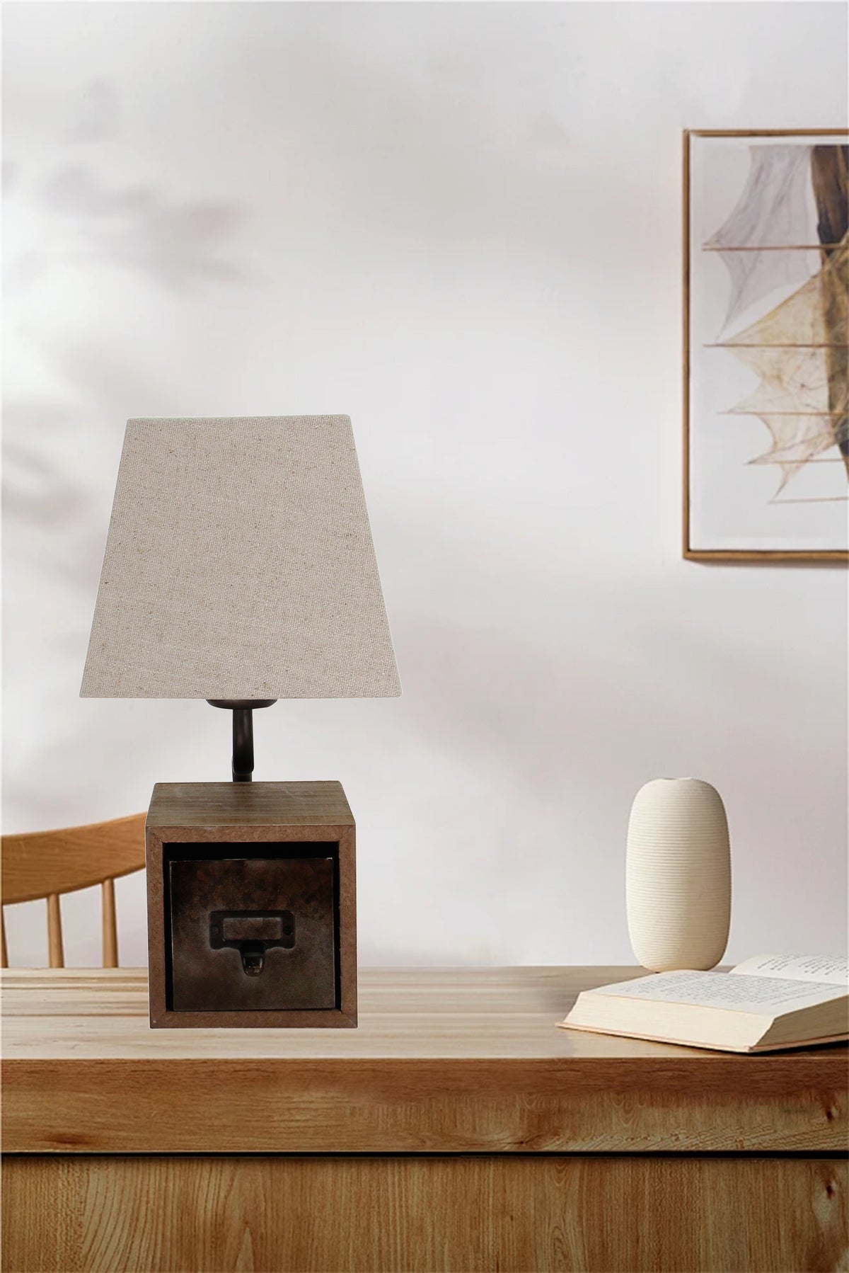 Deze bruine Vintage tafellamp straalt een warme, nostalgische sfeer uit. Perfect voor een knusse leeshoek in huis.