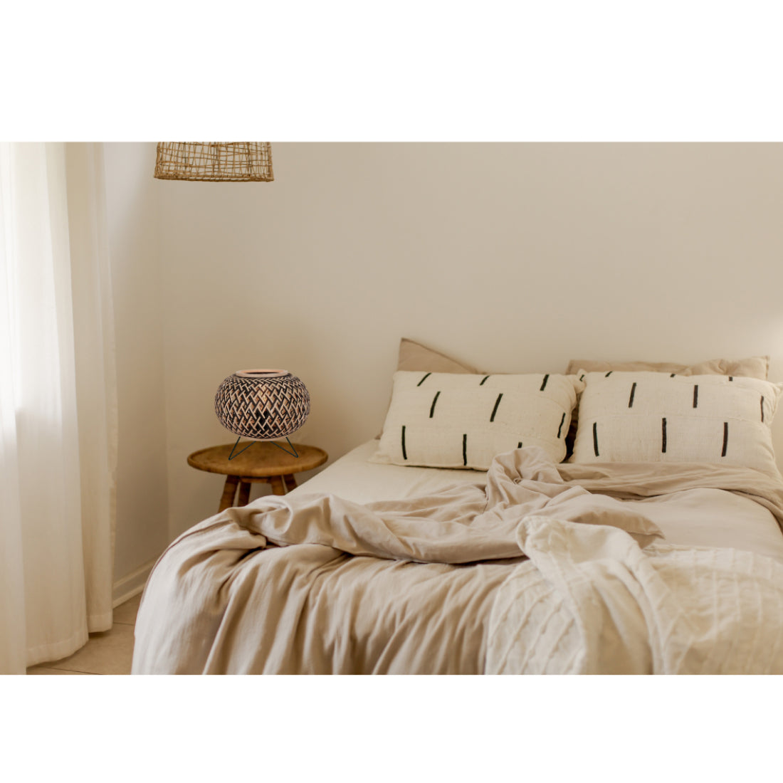 De unieke bruin geweven tafellamp voegt een warme, natuurlijke sfeer toe aan elk interieur. Perfect voor sfeervolle avonden.