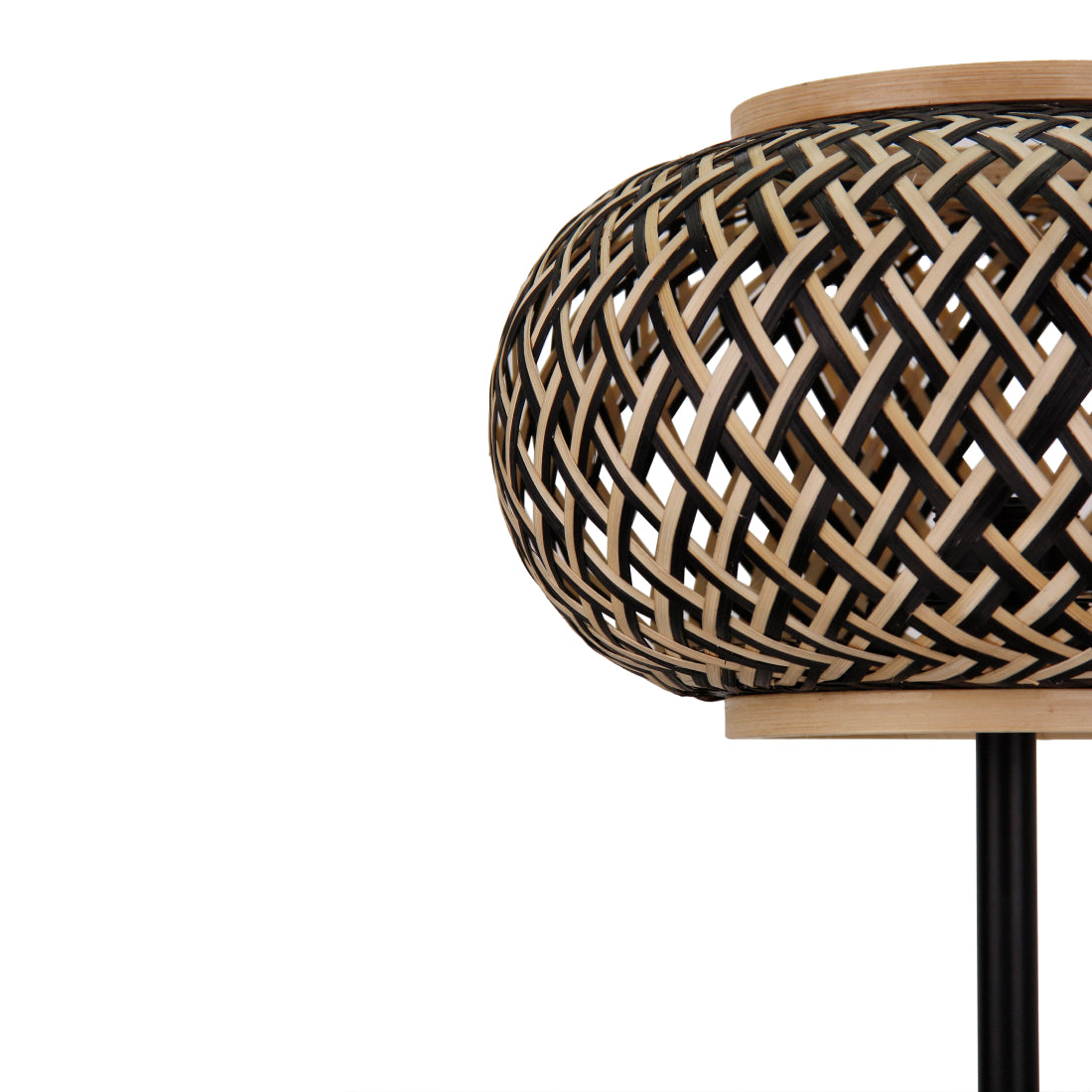 De bruin geweven tafellamp uit de Weaving serie voegt een warme touch toe aan je interieur. Perfect voor sfeervolle avonden.