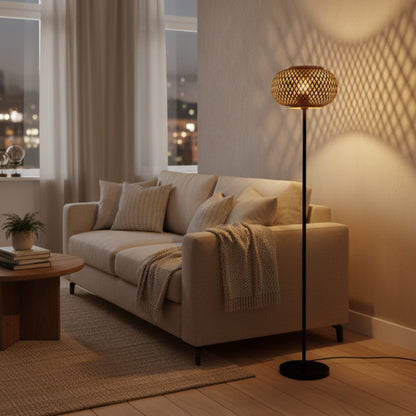 De zwarte Weaving vloerlamp straalt een warme sfeer uit in je interieur. Perfect voor knusse avonden naast de bank.