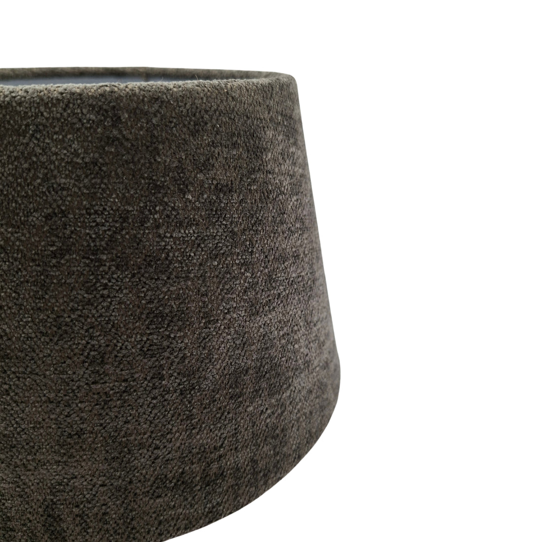 Deze antracieten lampenkap in drumvorm voegt een moderne touch toe aan je interieur. Perfect voor een sfeervol accent.