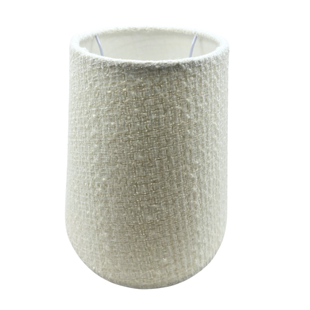 Deze crèmekleurige lampenkap heeft een moderne ovalen vorm. Perfect voor een sfeervolle uitlichting in uw interieur.
