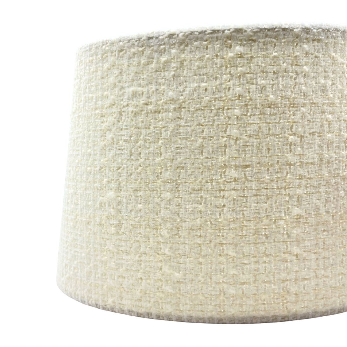De crèmekleurige lampenkap Oval geeft een moderne toets aan je interieur. Perfect voor een sfeervolle verlichting.