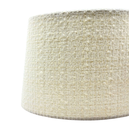 De crèmekleurige lampenkap Oval geeft een moderne toets aan je interieur. Perfect voor een sfeervolle verlichting.