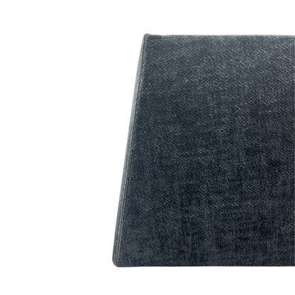 Detail van de donkergrijze lampenkap Conica Rechteck. Deze moderne kap voegt een strakke touch toe aan je interieur.
