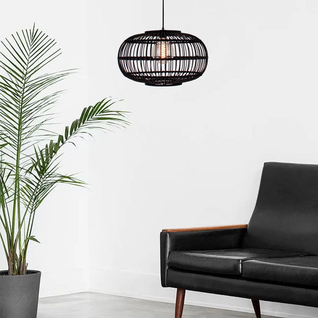 Een zwarte, hangende lamp met een eigentijdse uitstraling. Creëert een sfeervolle ambiance in elke moderne inrichting.