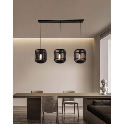 Een moderne zwarte hanglamp die een warme, uitnodigende sfeer creëert in je interieur. Perfect voor boven de eettafel.