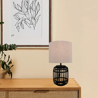 De zwarte Woven tafellamp voegt een warme sfeer toe aan je interieur. Perfect voor een gezellige leeshoek of op tafel.