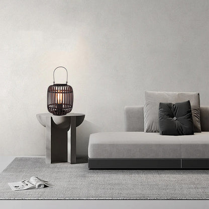 Deze zwarte Woven tafellamp voegt een moderne uitstraling toe aan je interieur. Perfect voor sfeervolle avonden aan tafel.