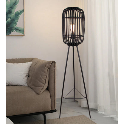 De zwarte Woven vloerlamp voegt een sfeervolle touch toe aan je interieur. Ideaal voor een gezellige leeshoek.